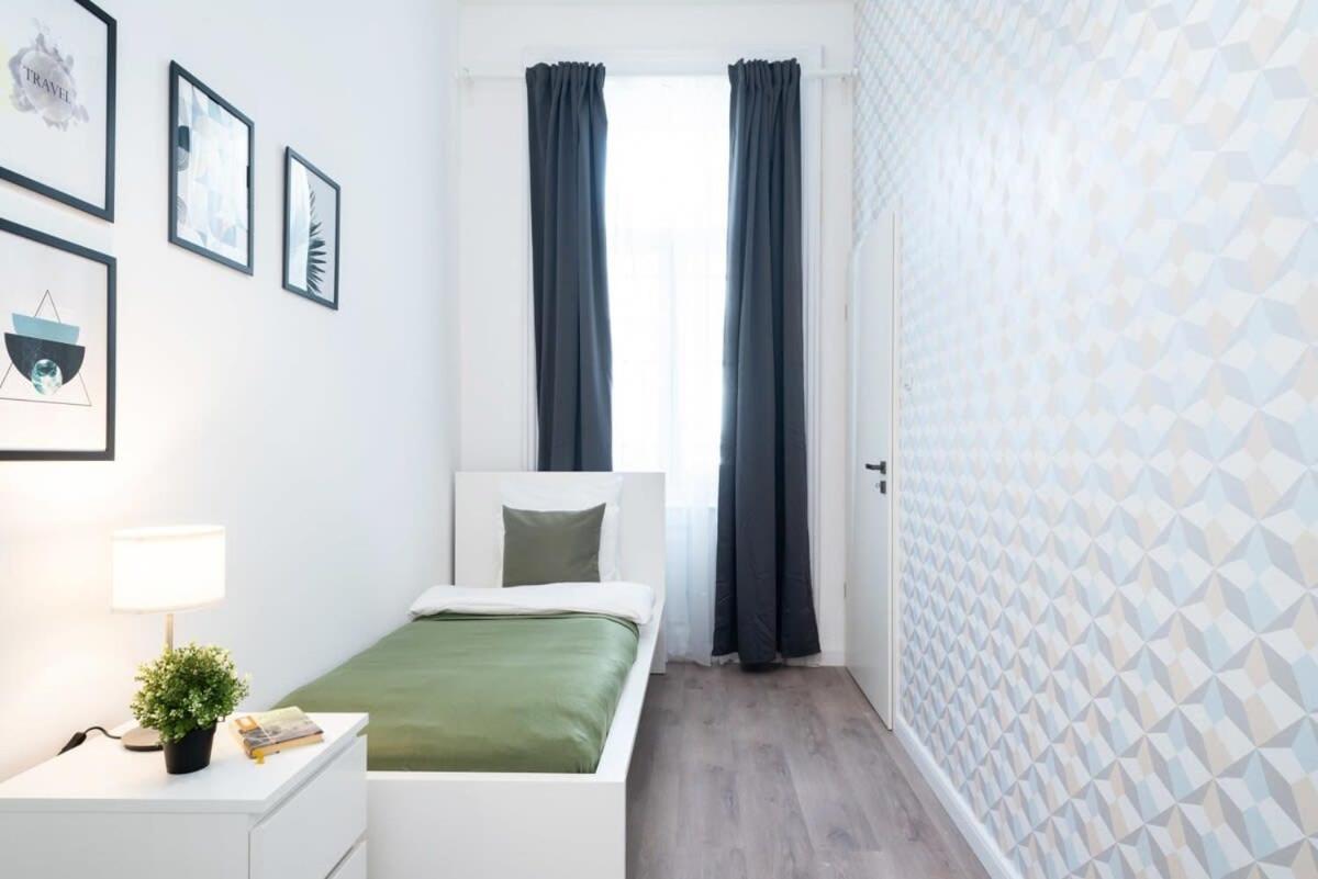 Large Apartment At Perfect Central Location Budapest Exterior photo